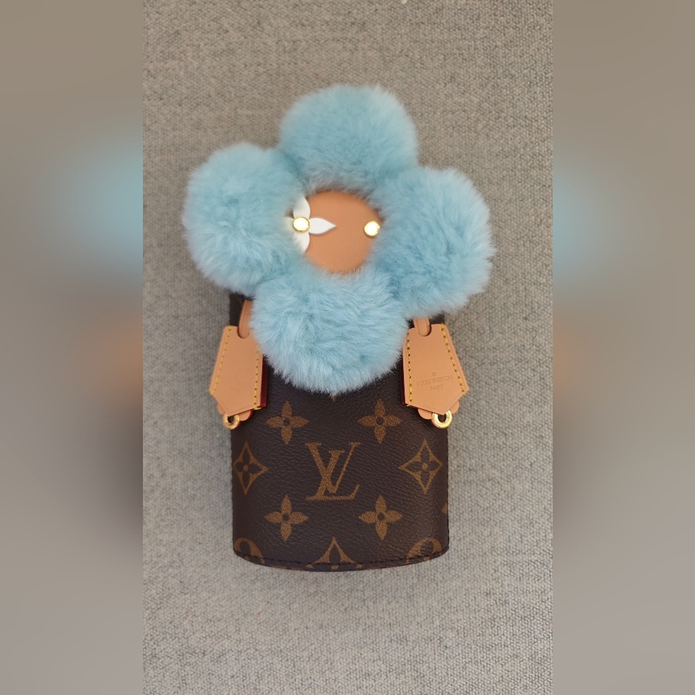 Brand New Vivienne Holiday edition phone pouch